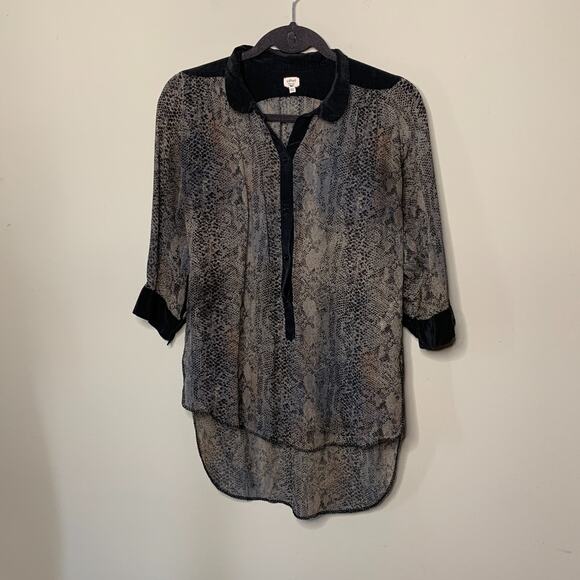 Aritzia Tops - Aritzia Wilfred Silk Snake Skin Blouse Size‎ XS